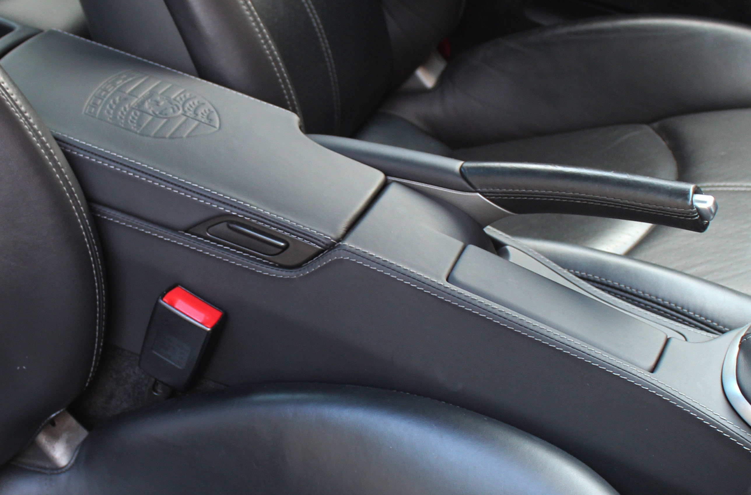 porsche 911 997 turbo Carrera 4s gt2 gt3 987 cayman boxster extended black leather option centre console with armrest lid with porsche crest and stitching detailing in grey