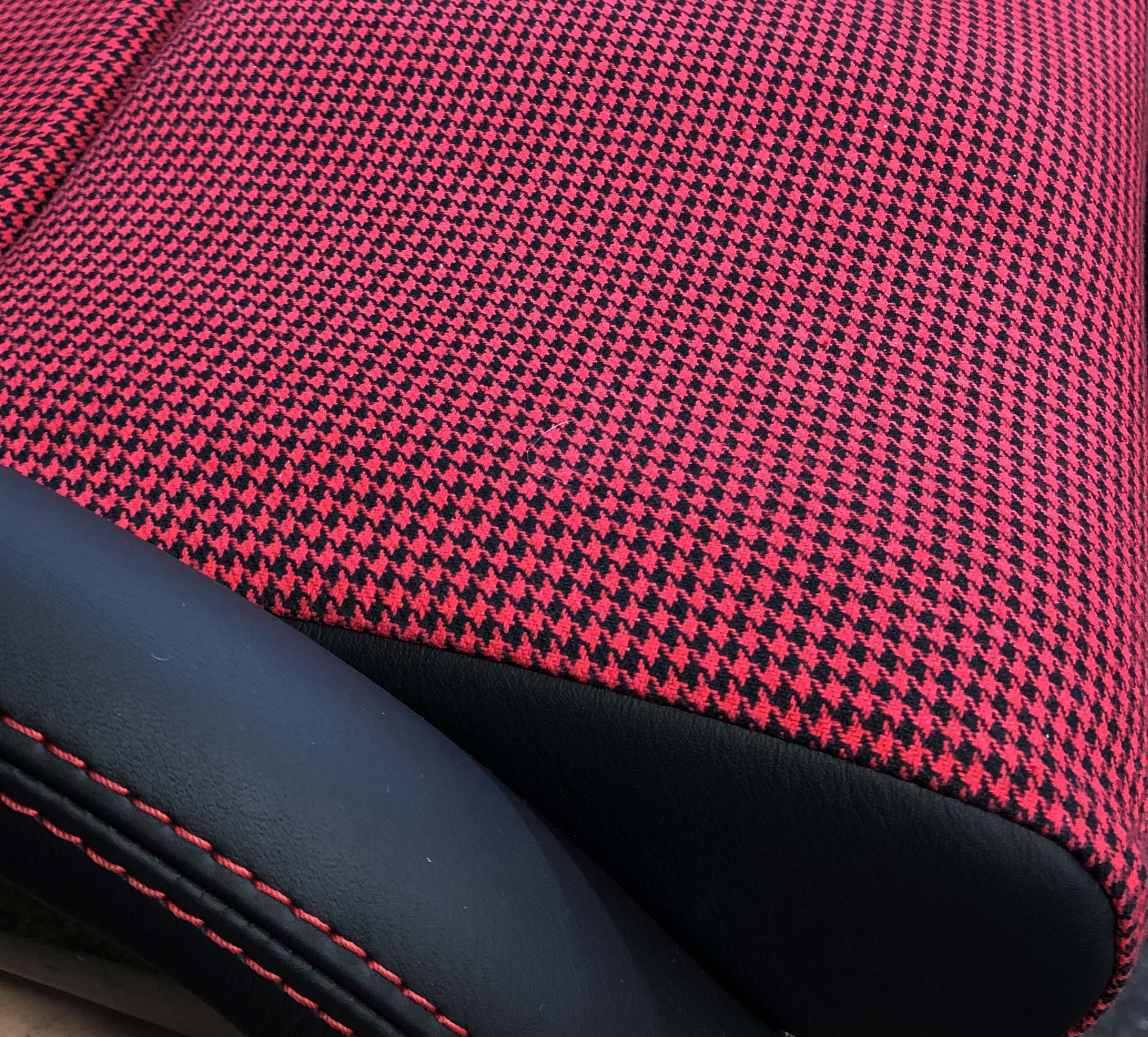 Porsche 911 997 gt3 seat centre pepita red black by Designls